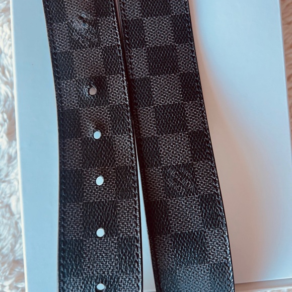 LOUIS VUITTON Damier Graphite 40mm LV initial buckle men’s belt, size 40 - Picture 7 of 9